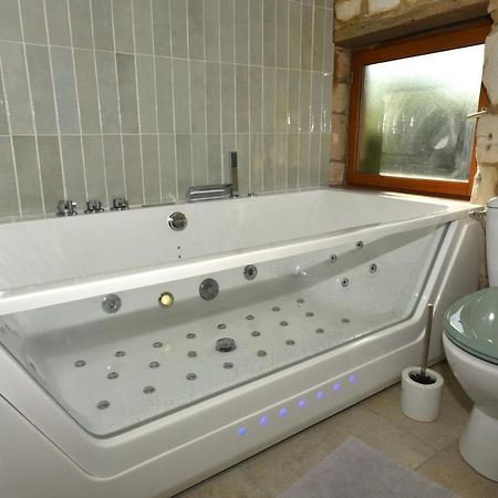 Maisonnette Du Bonheur - Vue Campagne - Baignoire Balneo 32 Jets - Lits Queen Size Vadencourt  Ngoại thất bức ảnh