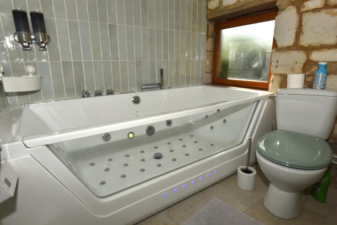 Maisonnette Du Bonheur - Vue Campagne - Baignoire Balneo 32 Jets - Lits Queen Size Vadencourt  Ngoại thất bức ảnh